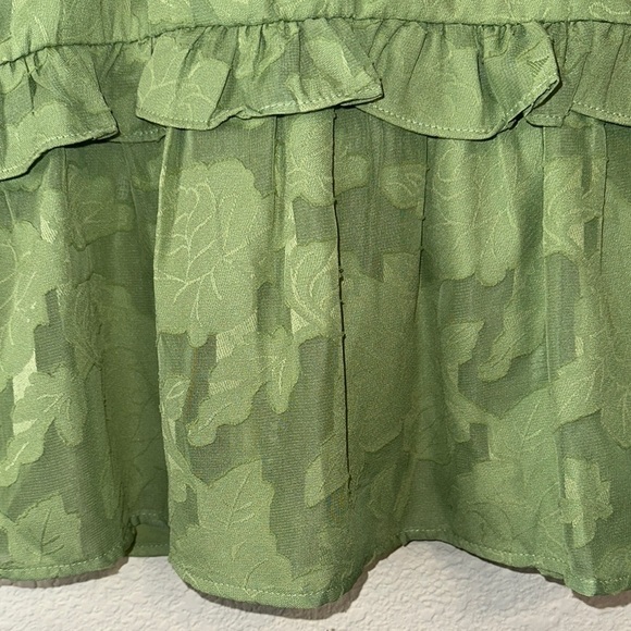 Green‎ Francesca’s Sleeveless Ruffle Top - Picture 3 of 5